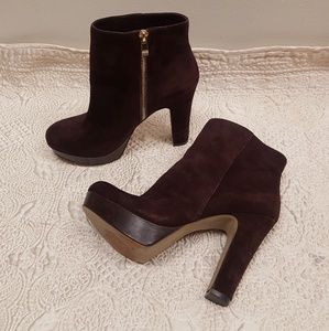 VINCE CAMUTO ANKLE SUEDE BOOTS